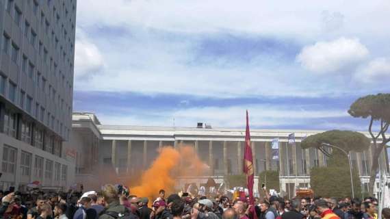 Roma, 300 hinchas protestan por De Rossi junto a la sede del club