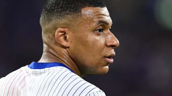 Francia, Mbappé finalmente juega sin máscara