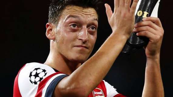 OFICIAL: Arsenal, renovó Özil