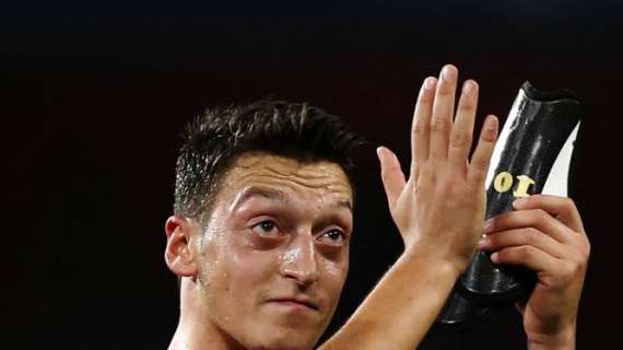 Arsenal, nueva negociación para renovar a Özil
