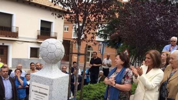 Un monolito en Hortaleza recuerda el "carácter castizo y el talento de los grandes" de Luis Aragonés