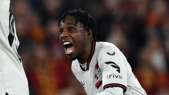 OFICIAL: Liverpool, firma Jeremie Frimpong