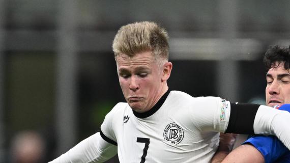 OFICIAL: Eintracht Frankfurt, firma Jonathan Burkardt