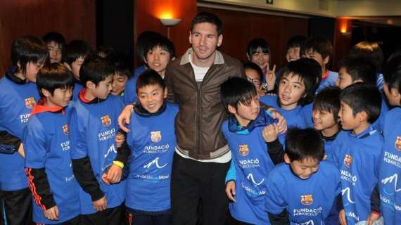 Leo Messi recibe a un grupo de niños japoneses damnificados en el tsunami de 2011
