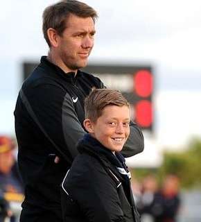 Un equipo de Inglaterra nombra entrenador por un día a un niño de once años