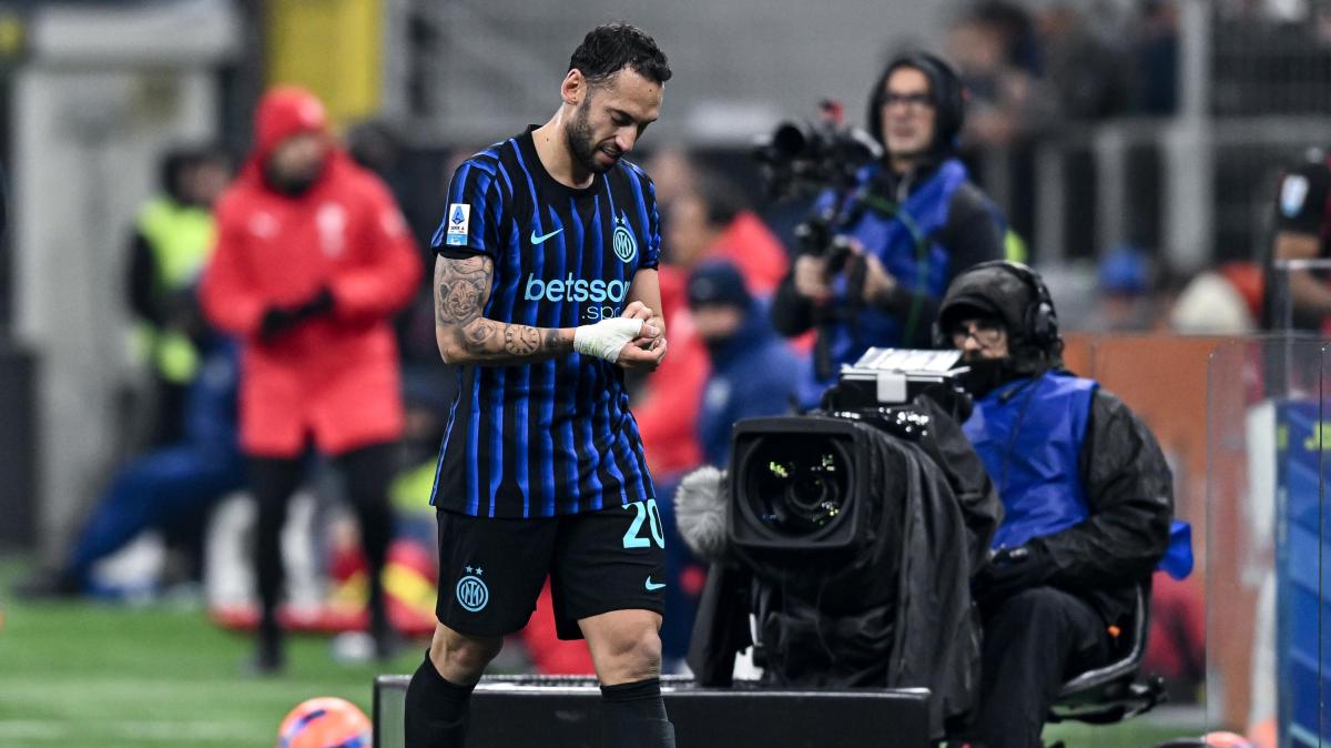 Malas noticias para el Inter FC: Calhanoglu abandona el campo a los 11 minutos por un problema en la ingle