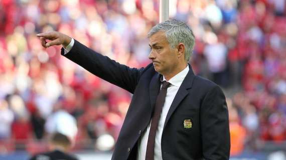 Manchester United, los dirigentes preocupados por el trato de Mourinho a Shaw