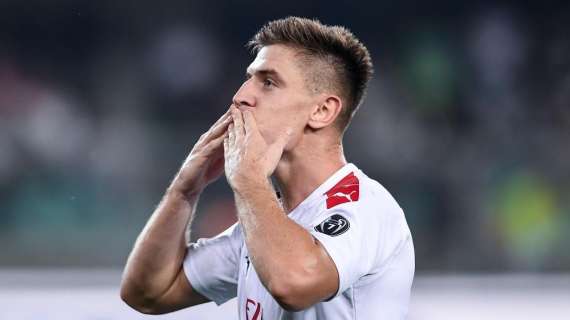 Italia, Piatek da el triunfo de penalti al Milan en Verona (0-1)