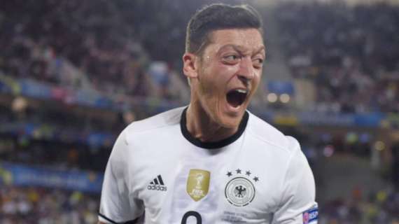 Özil renuncia a jugar con Alemania