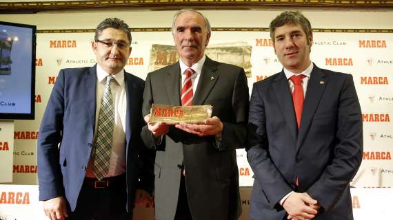 Iribar recibe el Premio Marca Leyenda por su carrera en el Athletic Club y en la selección