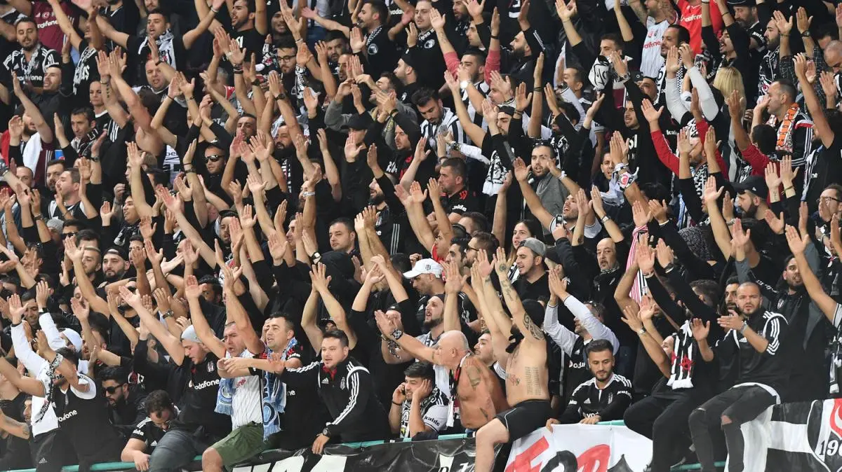 Besiktas, Hutchinson homenajeado antes del partido ante el Konyaspor