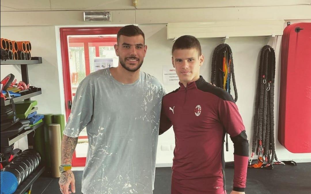 Liverpool, Kerkez: "Tengo muchas ganas de enfrentarme al Manchester United. Adrenalina a tope"