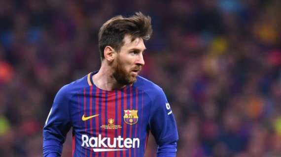Messi atendido fuera del campo al sangrar tras un impacto con Smalling
