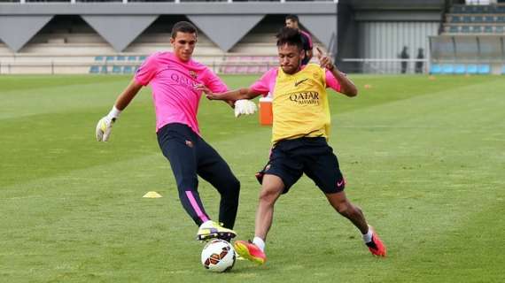 Neymar completa una parte del entrenamiento del Barcelona con el grupo
