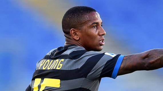 Everton, Ashley Young descarta retirarse