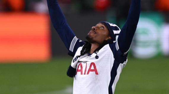 OFICIAL: Tottenham, renueva Djed Spence