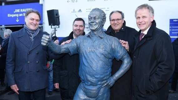 El Hamburgo inaugura una escultura de Hermann Rieger en su estadio