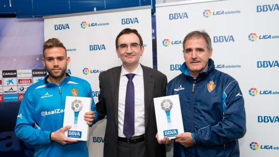 Paco Herrera y Roger (Zaragoza), reciben los 'Premios BBVA' al Mejor Entrenador y Jugador de la Liga Adelante