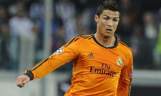 Real Madrid, Cristiano Ronaldo entrega a Florentino Pérez una réplica de su último Balón de Oro