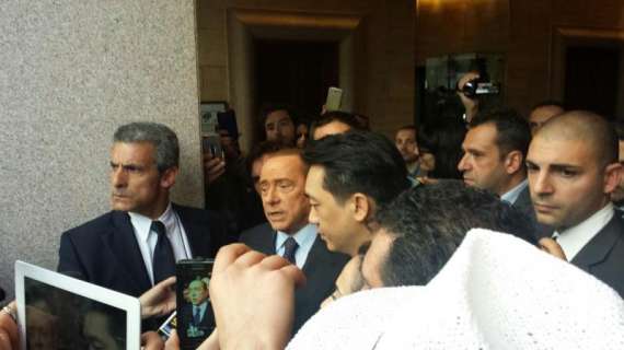 Berlusconi vende el 48% del Milán a un empresario tailandés