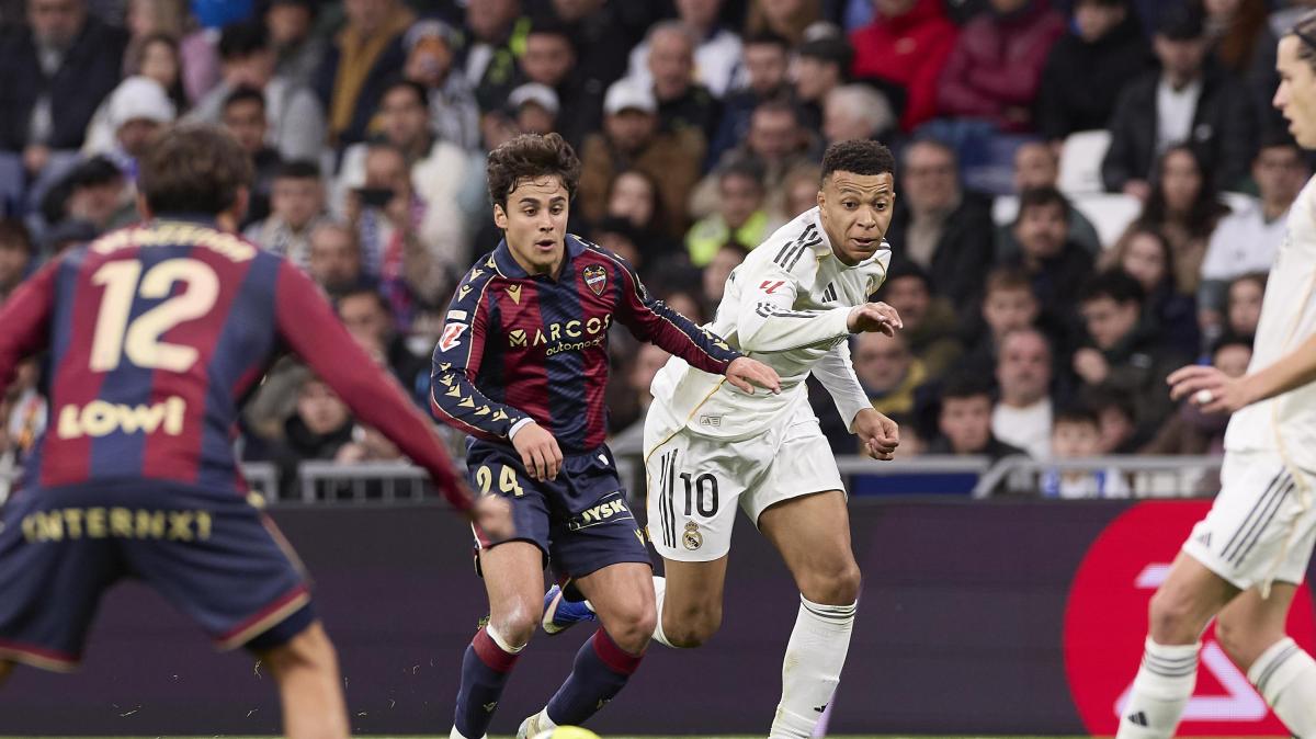 El Sevilla pregunta por Carlos Álvarez y estudia recuperar a su canterano