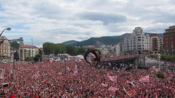 Un total de 50.000 personas se rinden al Athletic en el recibimiento en el Ayuntamiento