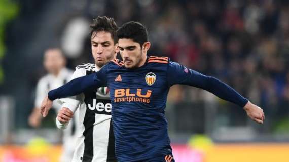 Gonçalo Guedes adelanta al Valencia CF al convertir el rechace del penalti de Parejo (0-1)