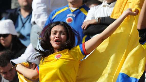 Colombia supera a Ecuador en el descanso (0-2)