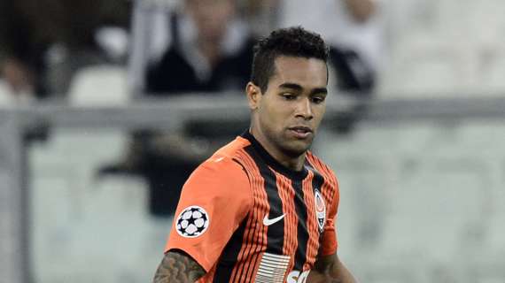 Jiangsu Suning, posible negociación para renovar a Alex Teixeira