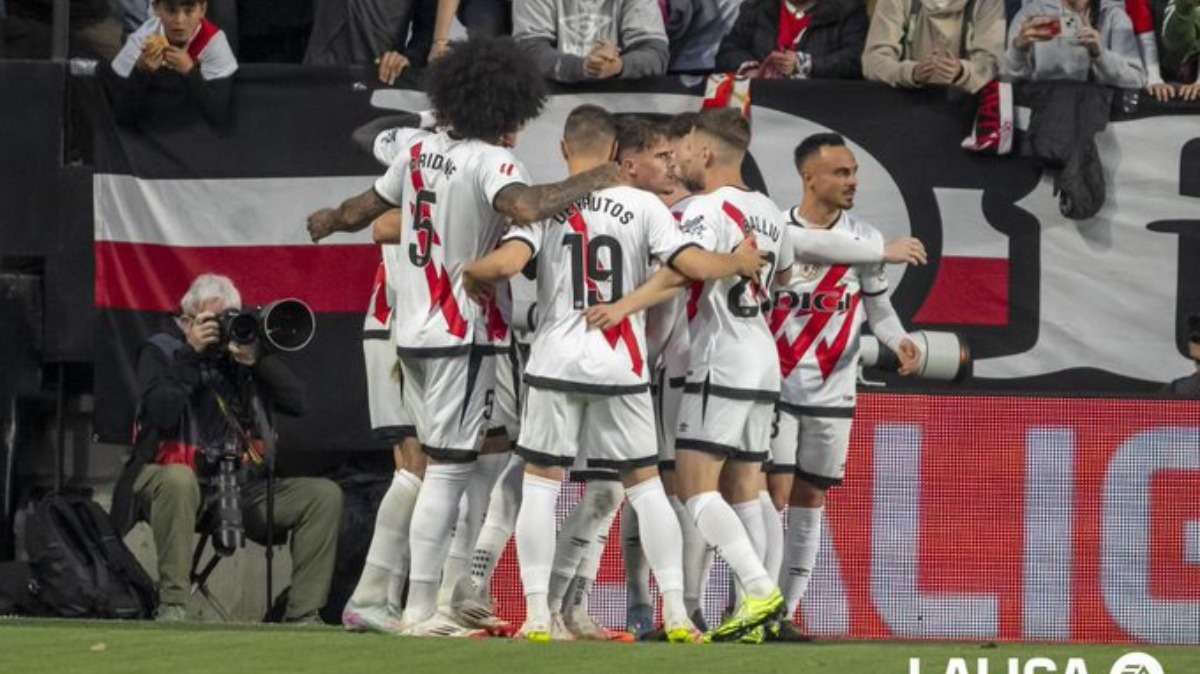 Los tres escenarios abiertos para Raúl de Tomás y Rayo Vallecano