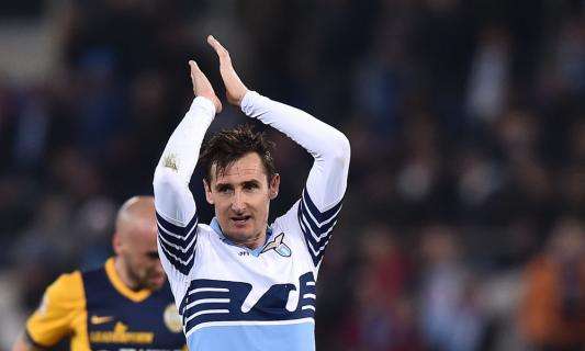 Aston Villa y Tottenham tras los pasos de Klose
