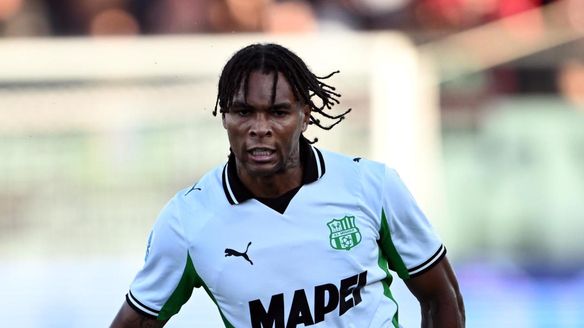 El Sassuolo abre el marcador con un golazo de falta directa de Laurienté: 0-1 ante el Cagliari en el 54'