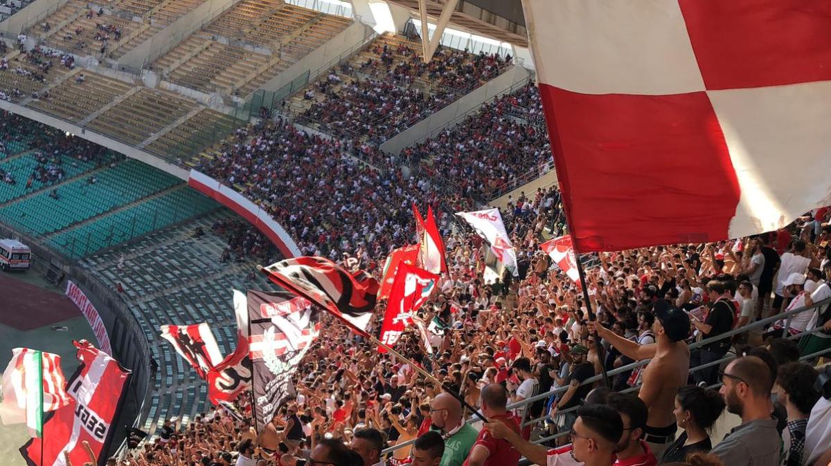 GdM - Rissa sfiorata all'aeroporto di Pisa tra tifosi e calciatori del Bari 