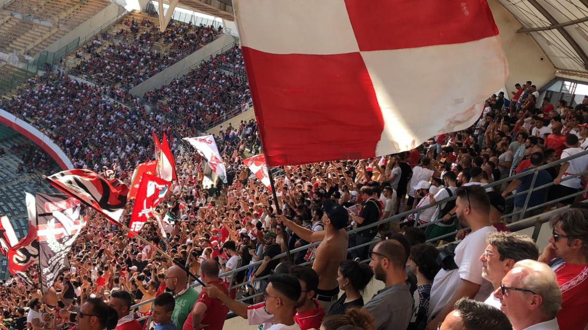 L'Edicola - Bari col fiato sospeso: la carica dei 25mila per salvare la Serie B