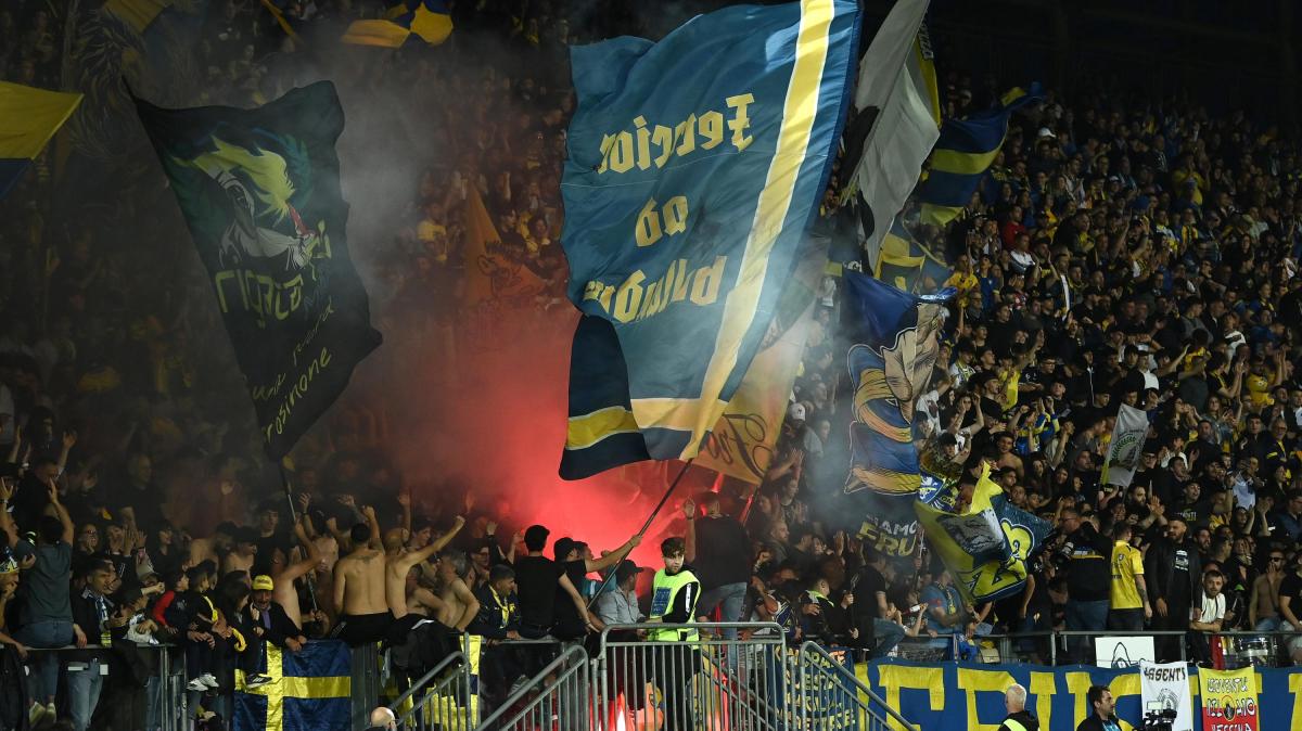 Serie B, 38a giornata (finali): Frosinone, manita da Serie A. Avellino ai playoff. Bari-Sudtirol è il playout. Reggiana, Pescara e Spezia retrocedono in C 
