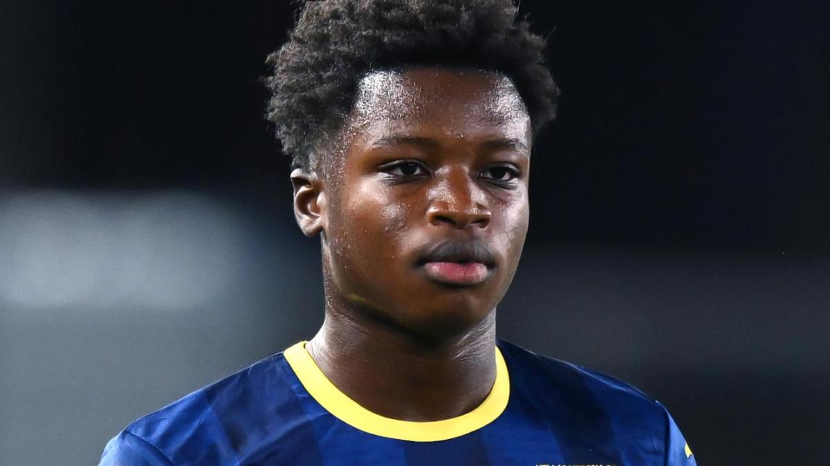 GdS - Il Catanzaro cala il tris con Cissè: battuto l'Avellino di misura, terzo successo di fila