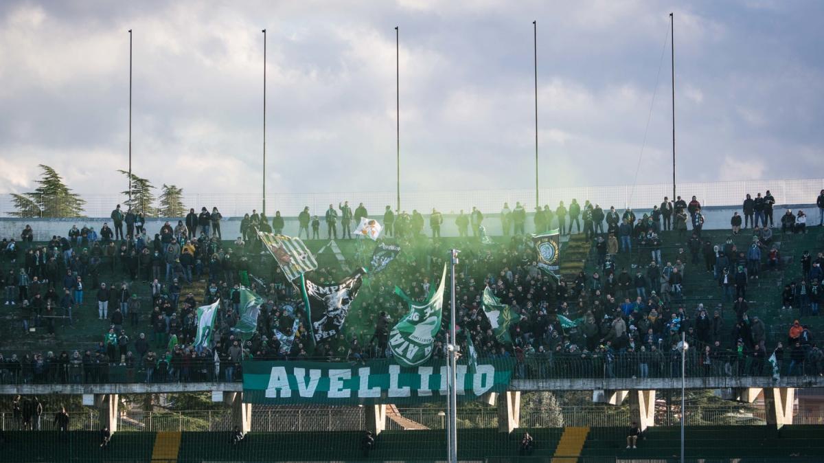 Avellino, il comunicato della Curva Sud: "Il calcio è della gente, ma quanto costa oggi un biglietto? Il nostro suggerimento..."