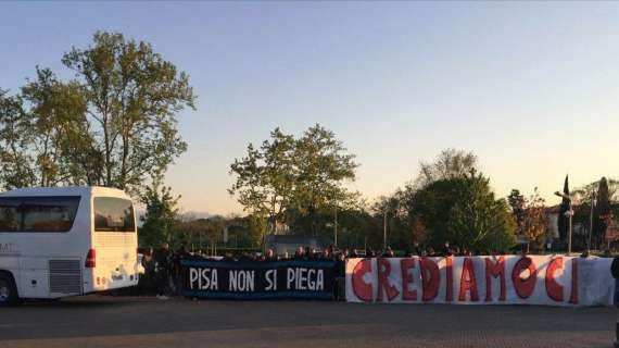 Il Pisa in partenza per Trapani: la Curva Nord saluta i suoi beniamini "CREDIAMOCI"