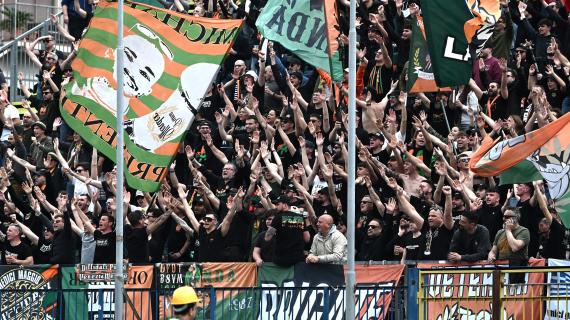 Serie B, terminate le quattro gare iniziate alle 15: Venezia travolgente. Monza di misura, Bari di rimonta. Pari al 'Partenio'