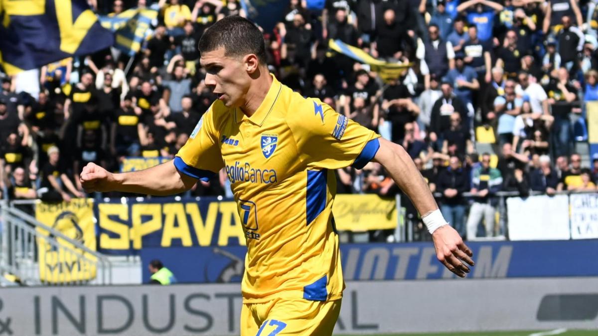 Ciociaria Oggi - Il Frosinone cala il tris e vola in vetta alla classifica 