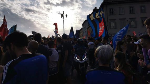 La Nazione - Pisa, tutti sulla Torre. Il maxi-striscione sul Campanile