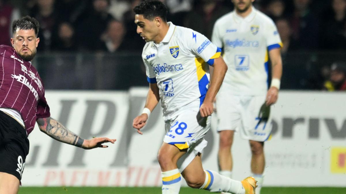 GazzSport - Bari, problemi per Caso. Difficile lo scambio Antonucci-Distefano con la Carrarese