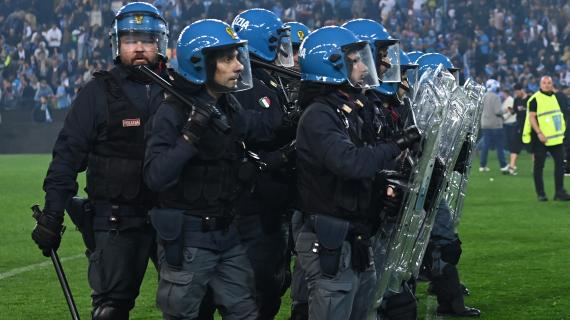 Corriere Adriatico - Ascoli, guerriglia al Del Duca. Sedici agenti di polizia feriti durante gli scontri