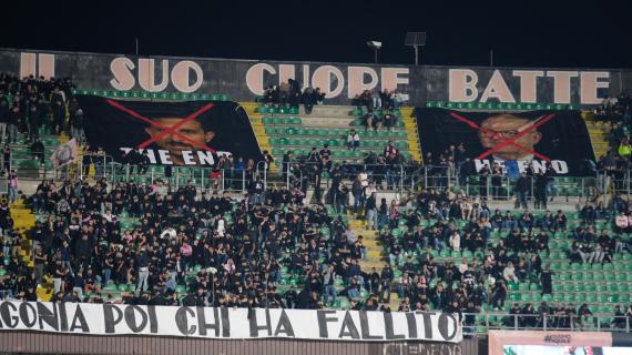 Palermo, nuovo striscione contro la dirigenza: "Nessuno è esente da questi fallimenti"