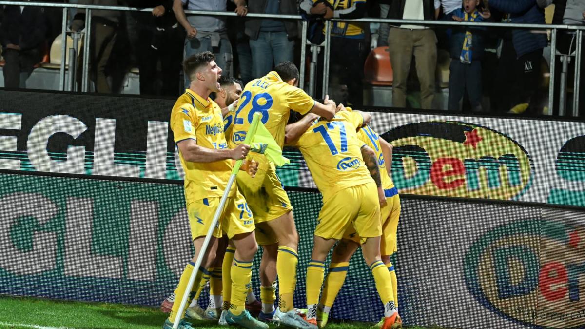 Serie B, 38a giornata (pt): Frosinone in controllo, Monza bloccato con l'Empoli. Pazza partita al 'Manuzzi', in coda respira l'Entella
