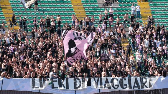 Sudtirol-Palermo, trasferta vietata ai residenti in Sicilia. Tifosi inferociti: "Assurdo e inaccettabile. Non si riesce a gestire un settore ospiti da 600 posti"