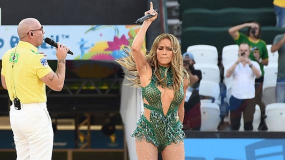 Jennifer Lopez posa con la maglia della Carrarese