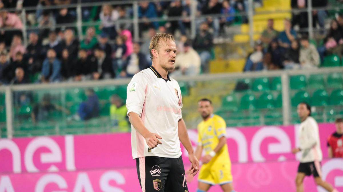 GazzSport - Tiritiello segna e poi sbaglia. Il Palermo è solo Pohjanpalo