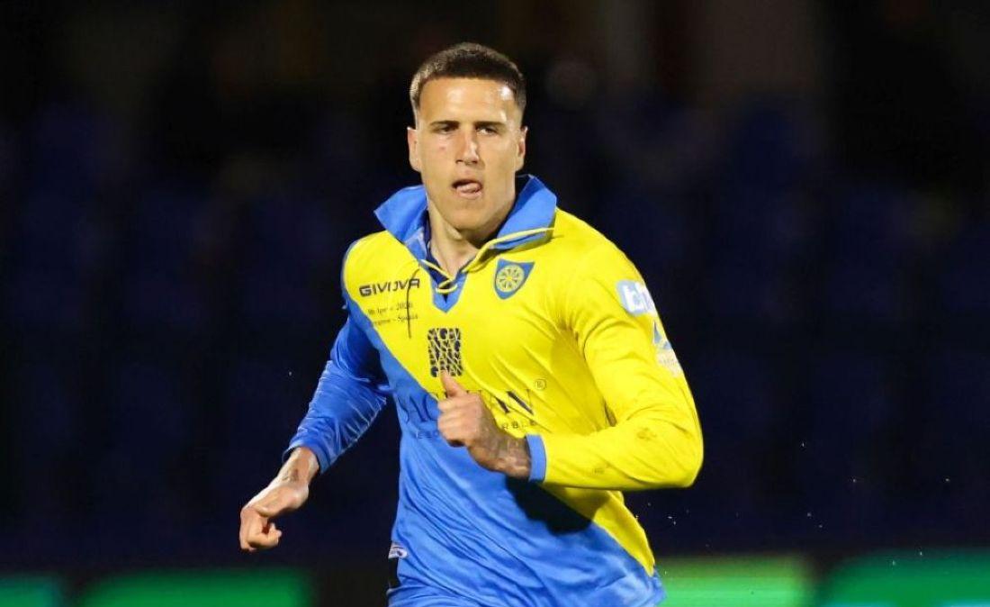 ESCLUSIVA TB - Carrarese, Calabrese: "Primo gol tra i pro emozione indescrivibile. Playoff? Ci crediamo tanto, ma prima l’aritmetica salvezza. Io, Sergio Ramos, Pohjanpalo e ‘Alpha’ Cisse… A Reggio affamati di punti”