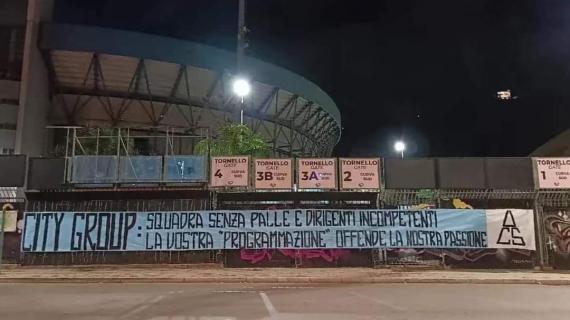 Palermo, tifosi espongono uno striscione contro il City Group: "La Vostra ‘programmazione’ offende la nostra passione"